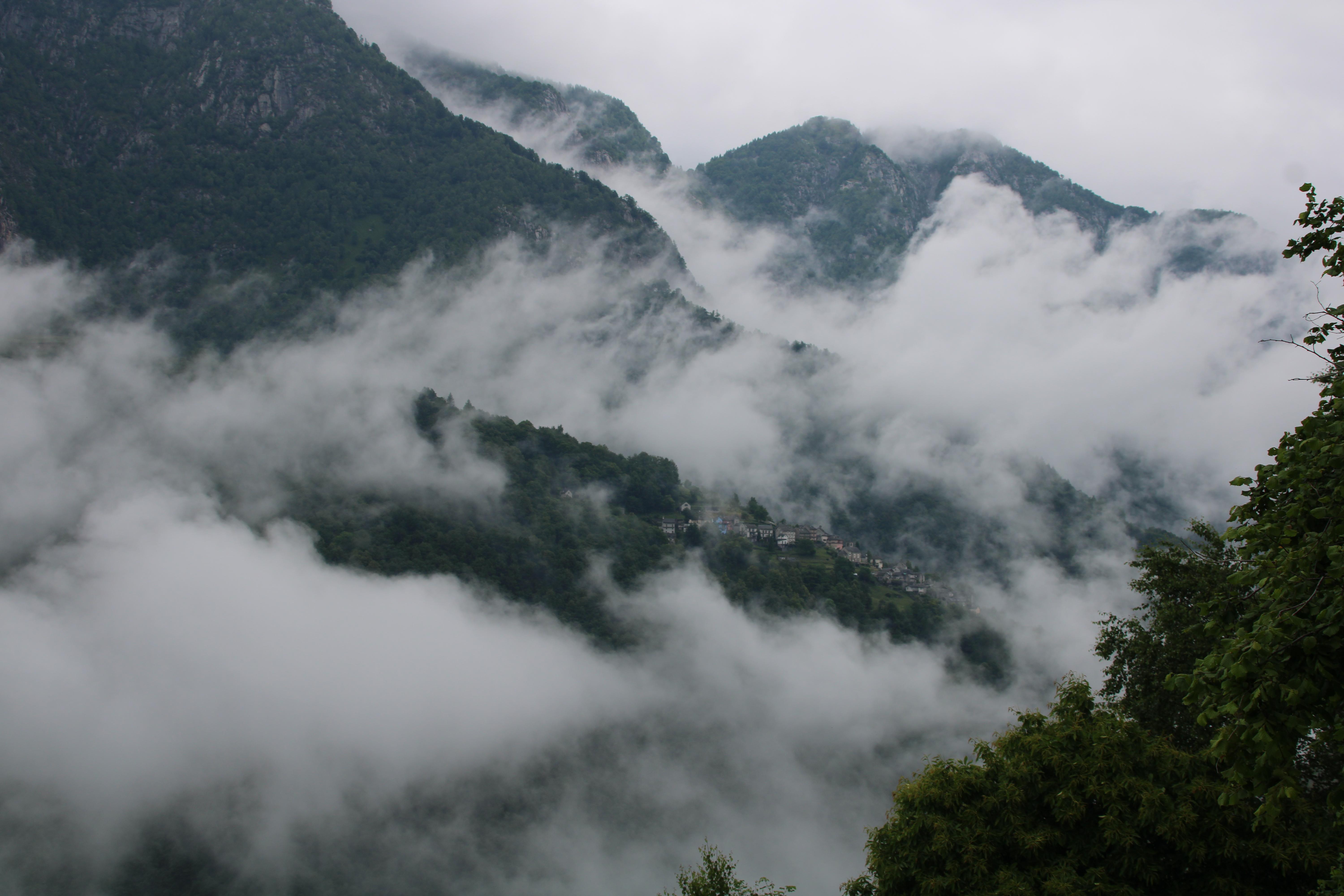 Nebelverhangene Berge im Centovalli