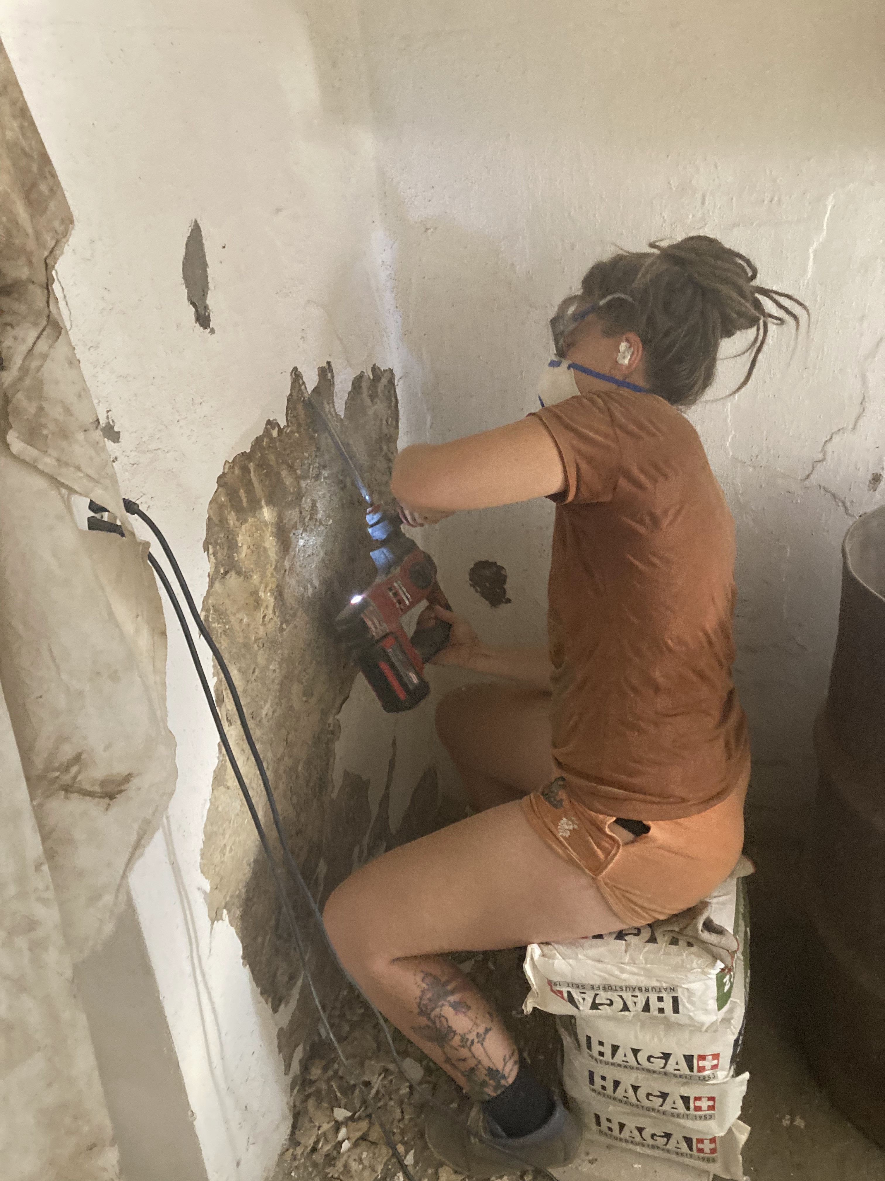 Abspitzen vom bröckligen Verputz im ganzen Raum