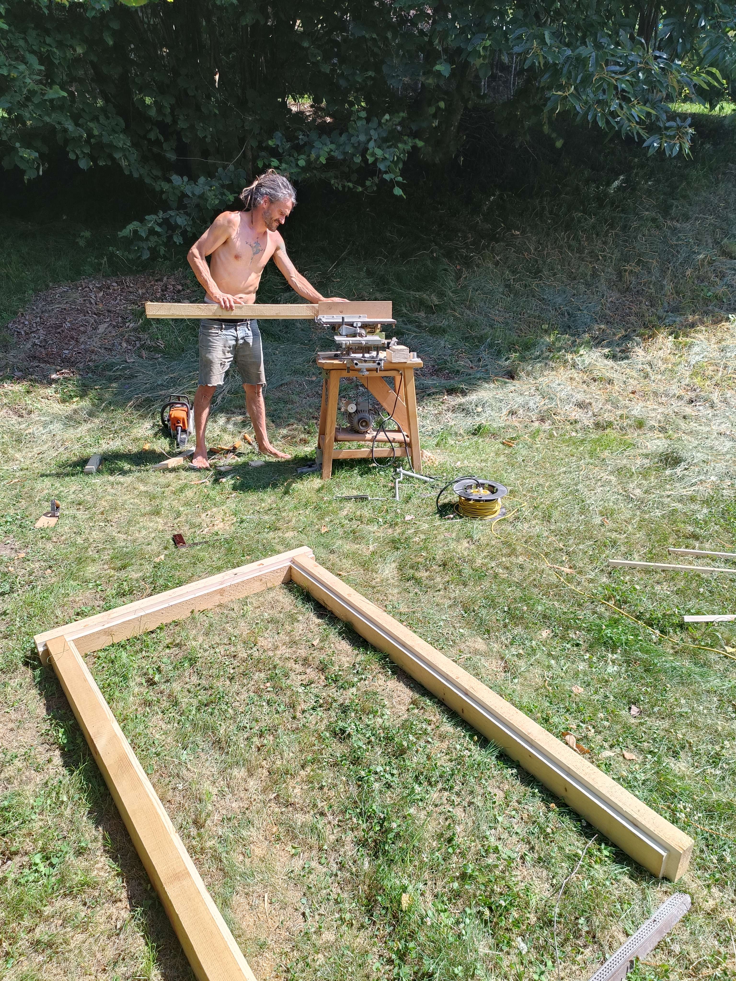 Neuer Türrahmen entsteht auf alter Kreissäge von Sandras Grossvater