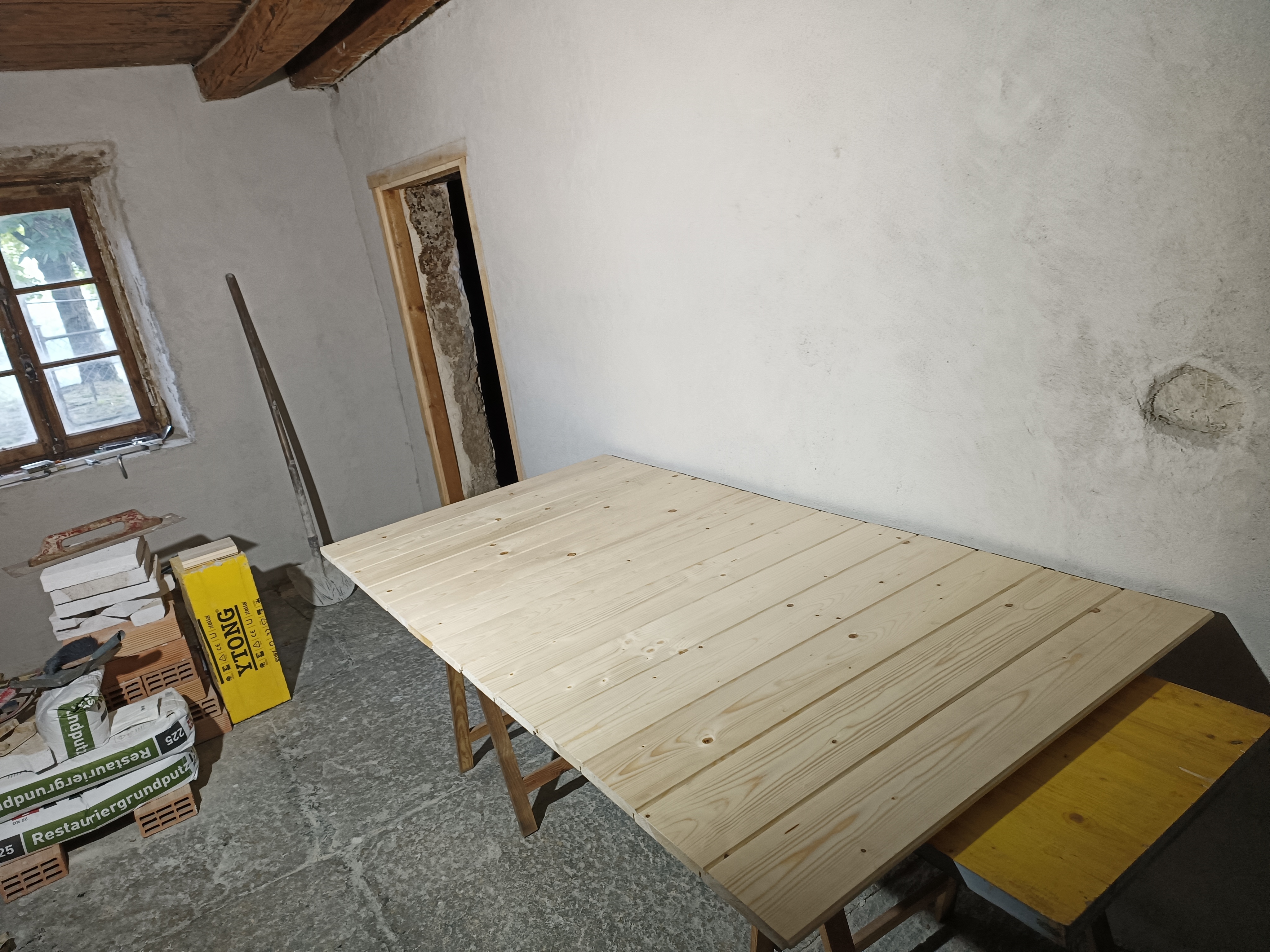 Neues Türblatt aus Holzbrettern