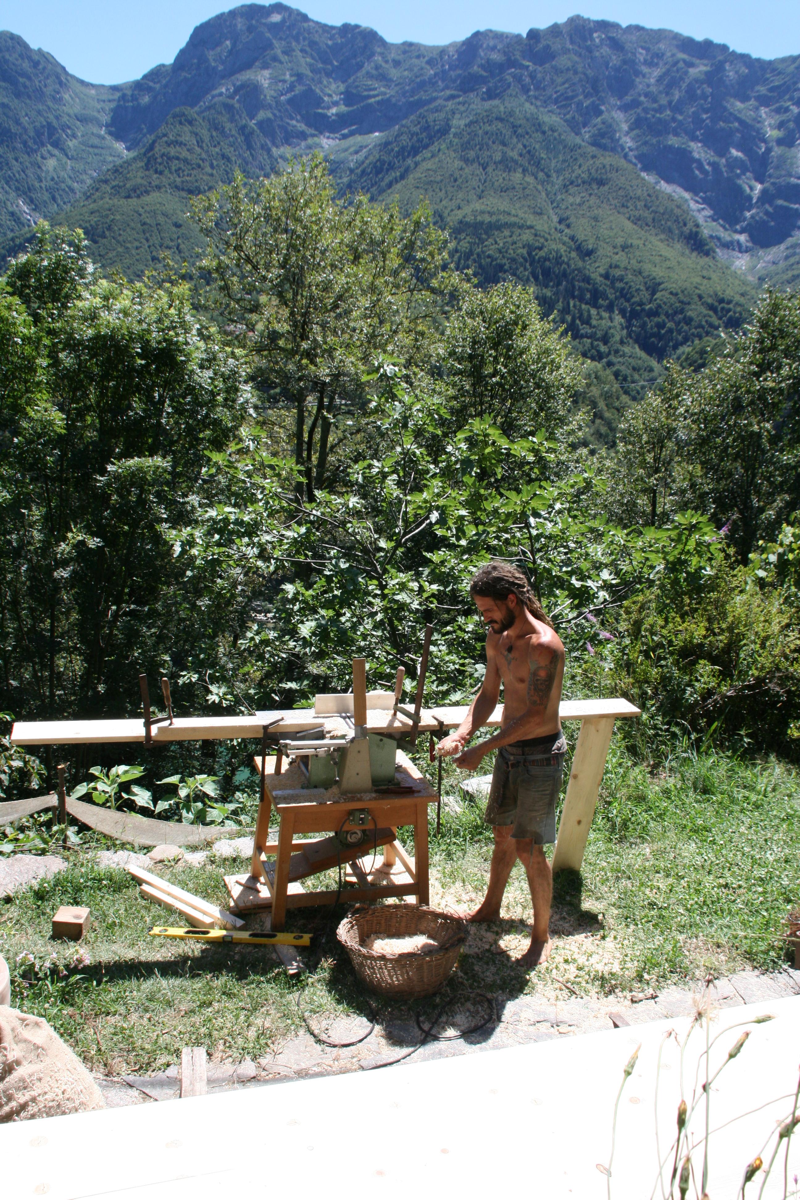 Holzbearbeitung mit der Hobelmaschine im Freien