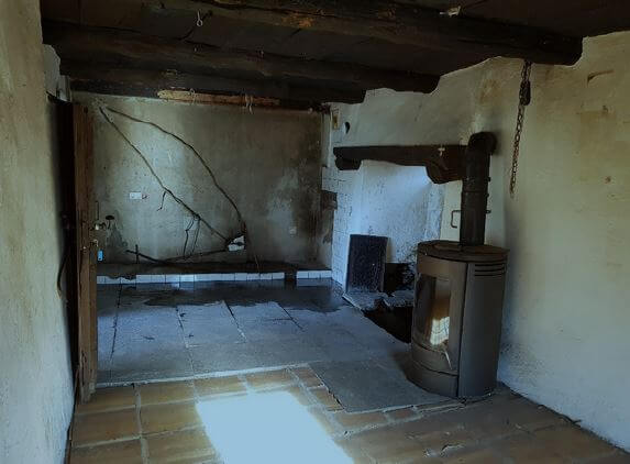 Rohzustand der Küche vor der Sanierung