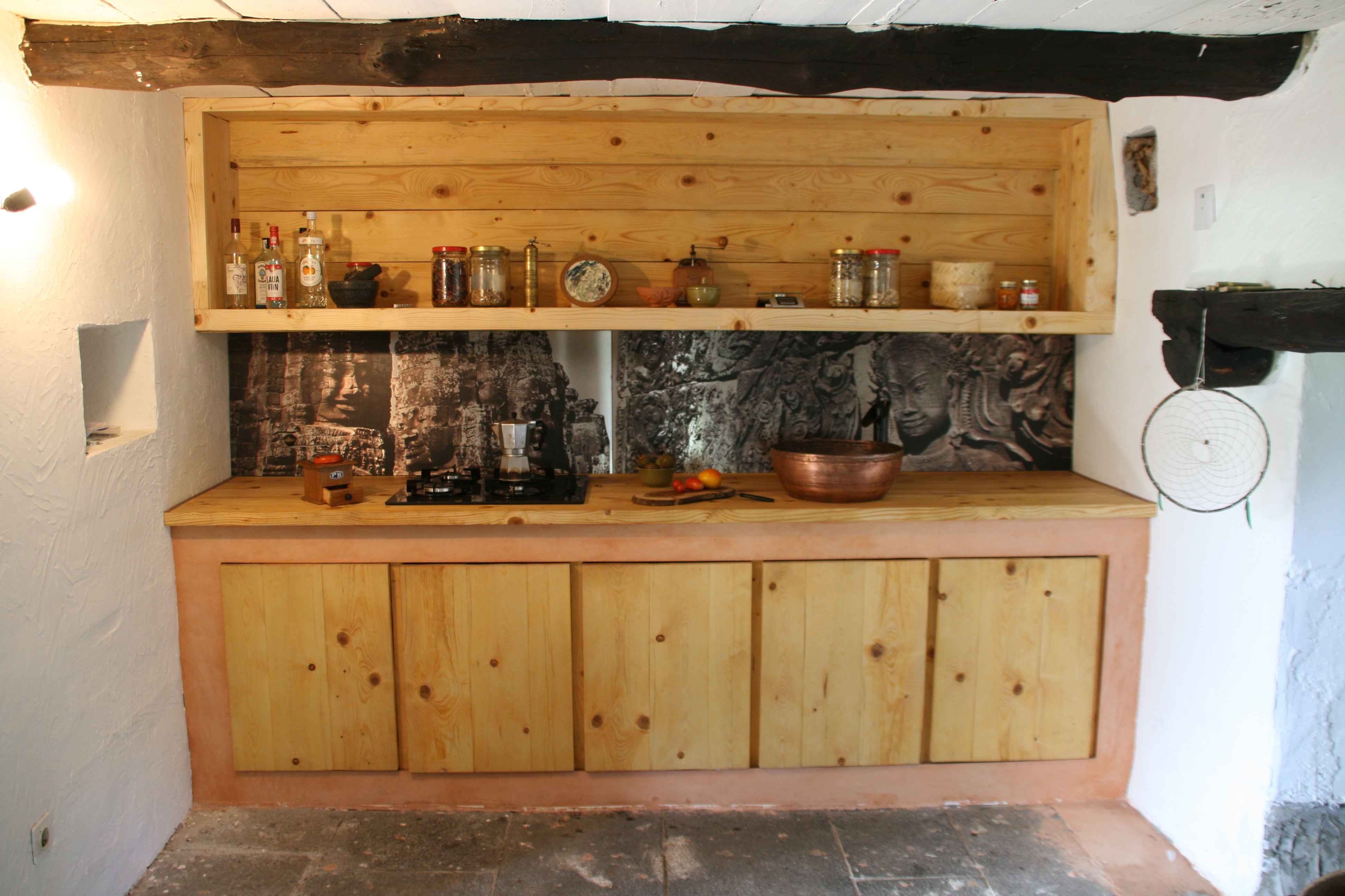 Selbstgebaute Küche aus Holz mit Regal und bedruckter Alu- Dibond Platte als Rückwand