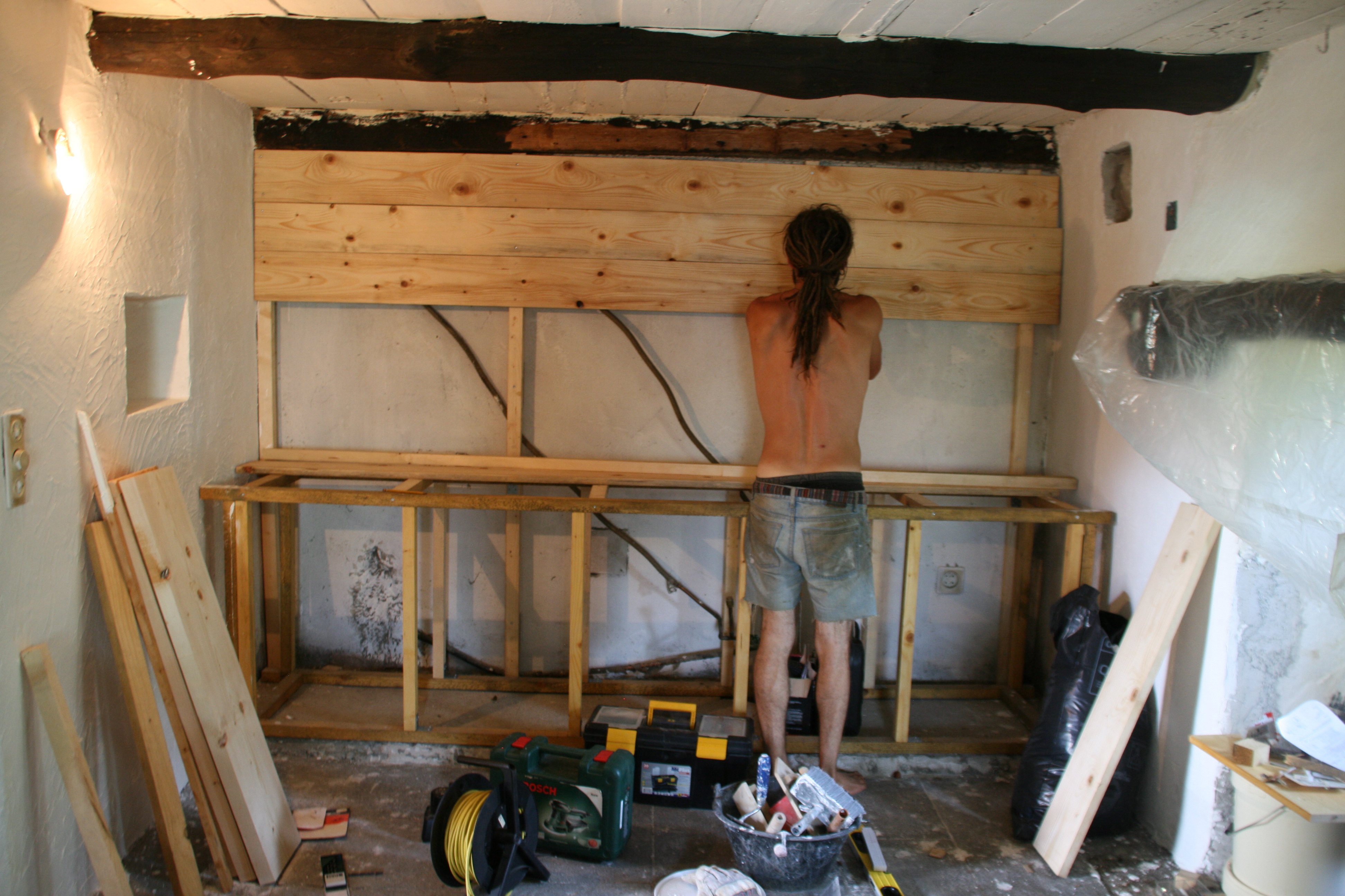 Bauprozess der Küche mit Holzgerüst und Wandverkleidung