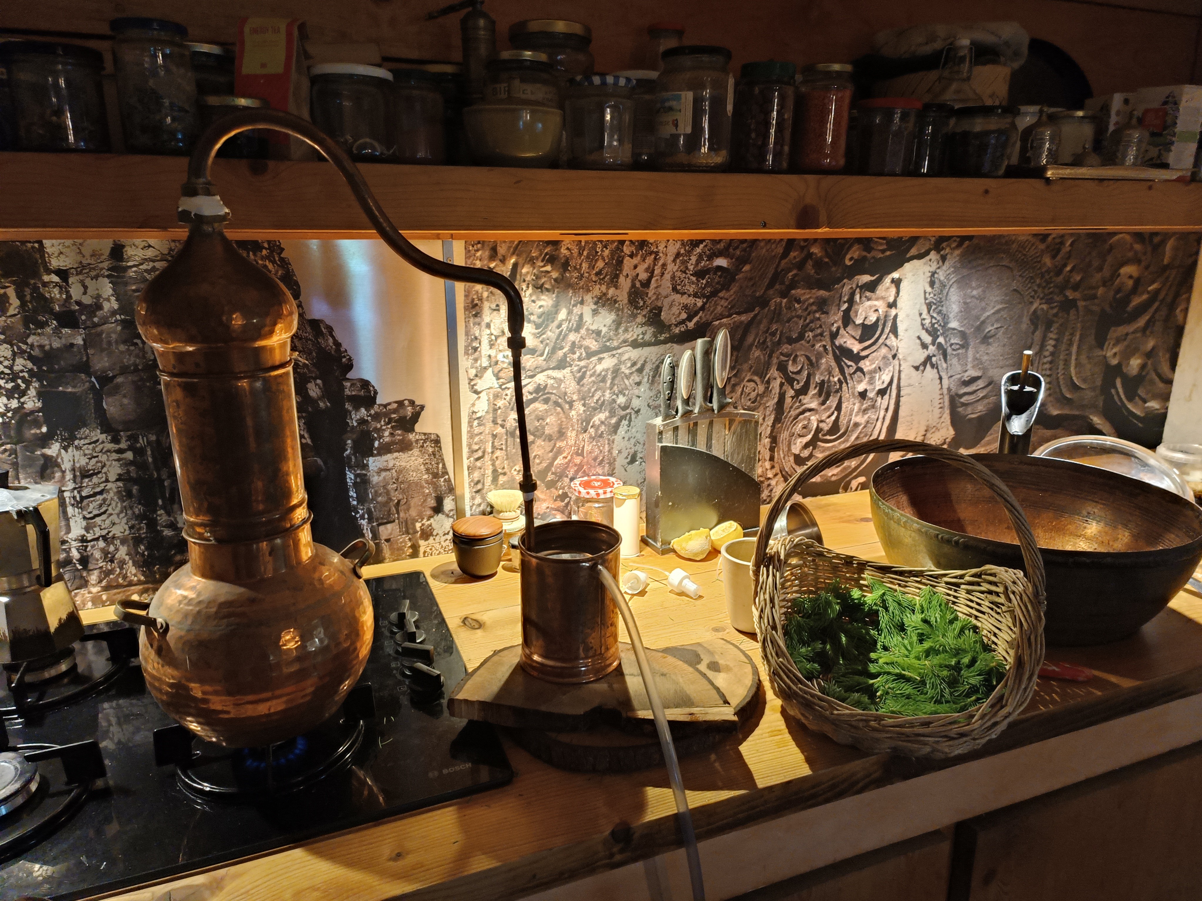 Detailansicht der fertigen Küche mit dem kupfernen Boilerteil als Spüle